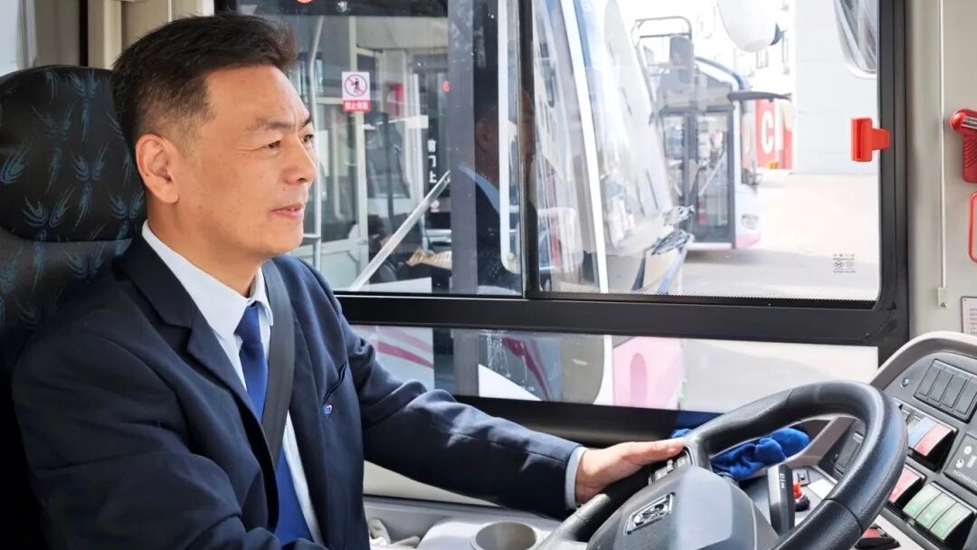 张惠峰获评2025年度上海公交行业“优秀驾驶员”称号 封面图片