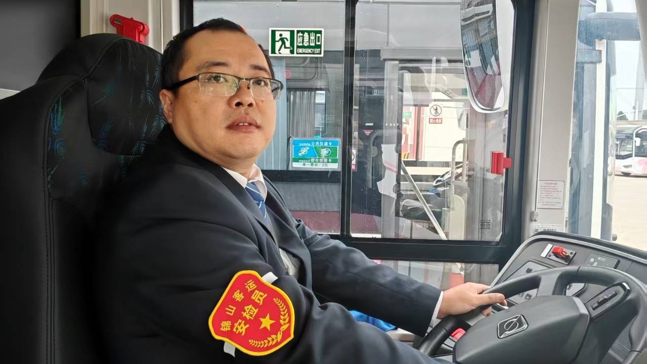 彭海棠获评2025年度上海公交行业“优秀驾驶员”称号 封面图片