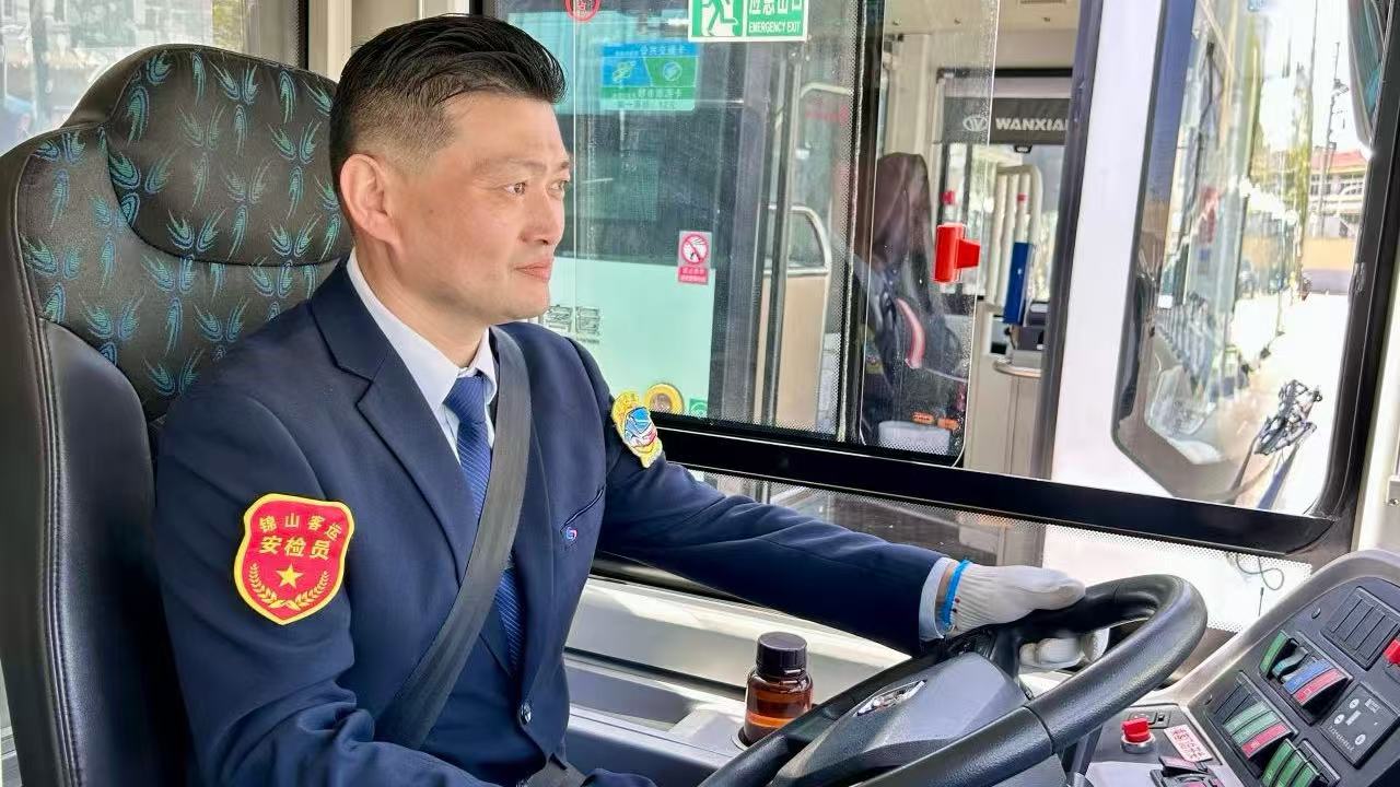 张伟军获评2024年度上海公交行业“优秀驾驶员”称号 封面图片