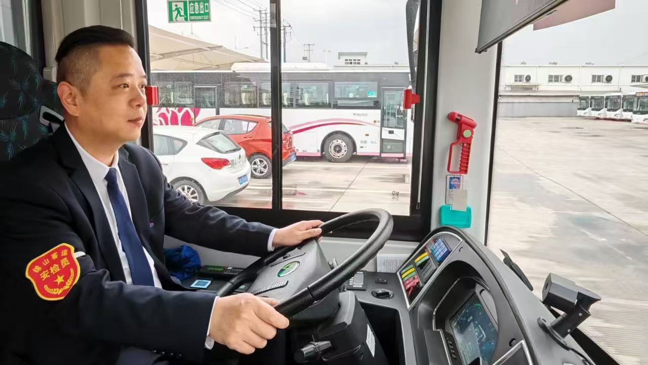 俞杰峰获评2024年度上海公交行业“优秀驾驶员”称号 封面图片