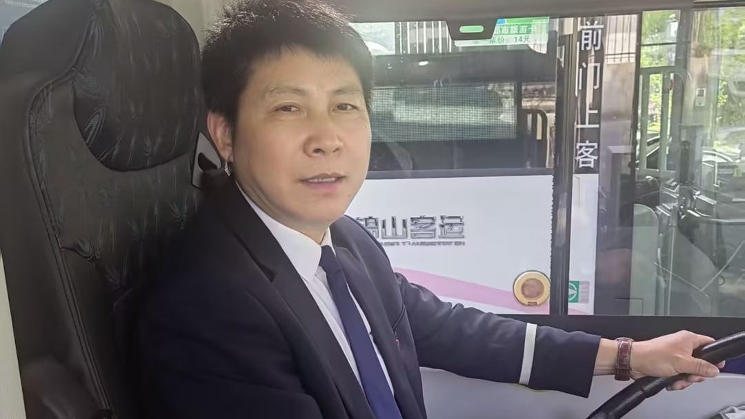 唐红新获评第六届上海地面公交行业驾驶员 “安全之星” 称号 封面图片